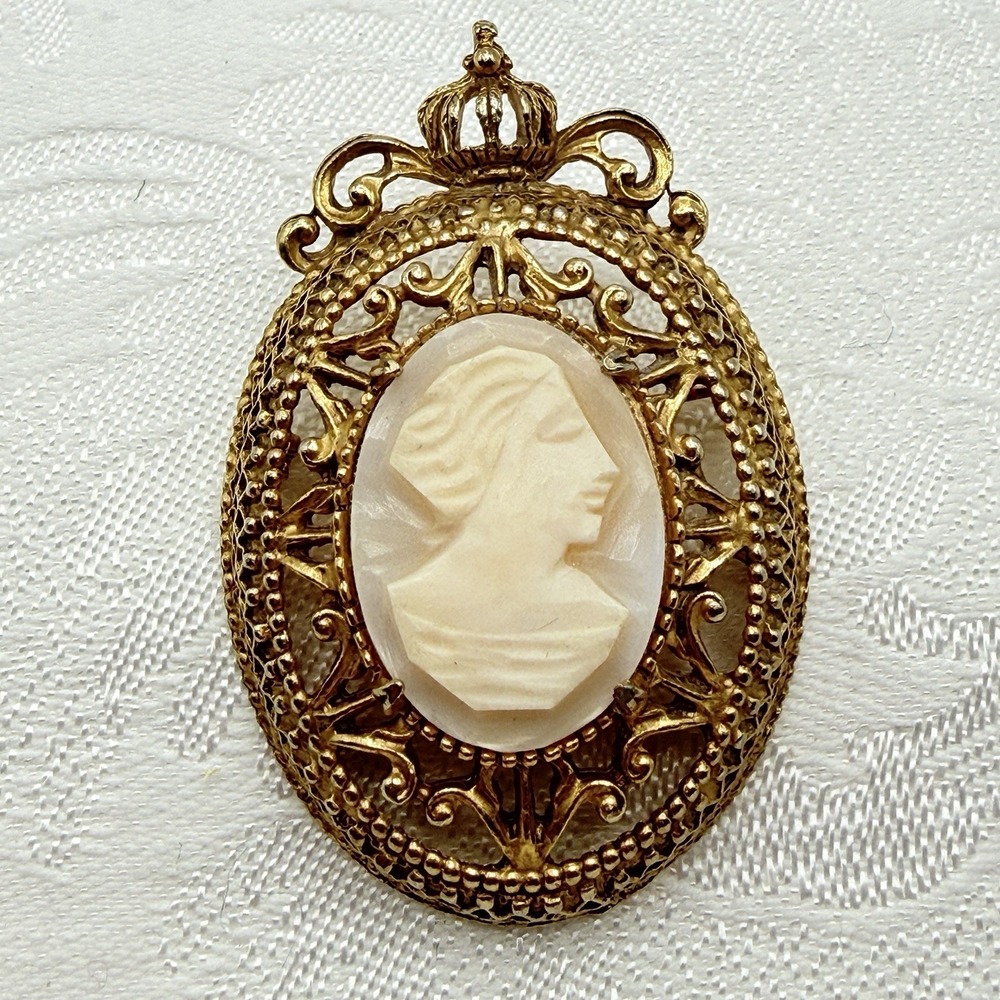Florenza Gold Tone Oval Filigree Cameo Brooch Pin Carved Shell Signed Vintage